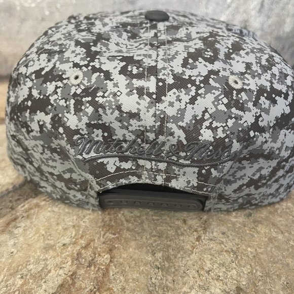 Mitchell and Ness NBA Golden State Warriors Ballistic Camo Snapback Hat Grey - Picture 4 of 9
